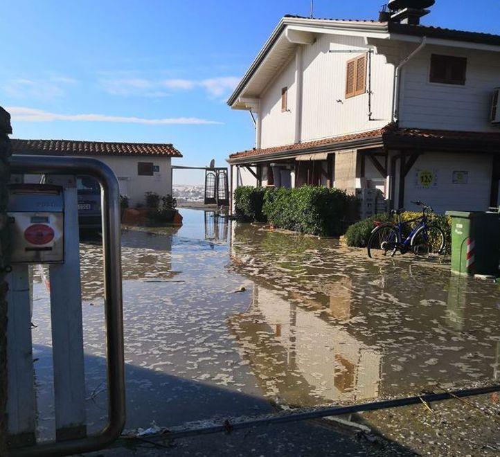 Mareggiata da record, onde dentro il ristorante e 3 bagni a rischio crollo 