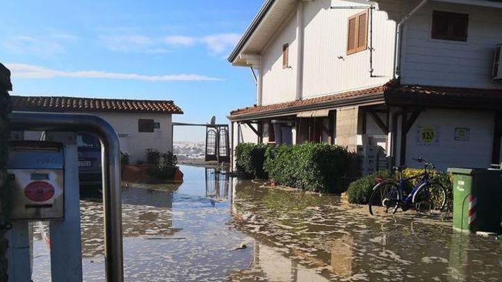 Mareggiata da record, onde dentro il ristorante e 3 bagni a rischio crollo