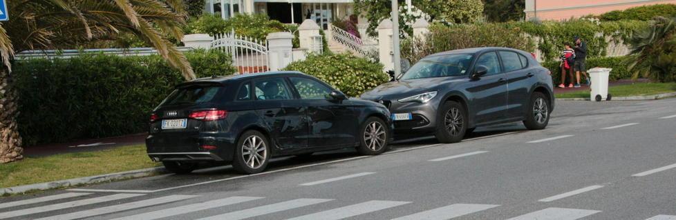 Sbatte con la Toyota contro le auto in sosta lungo il viale Italico