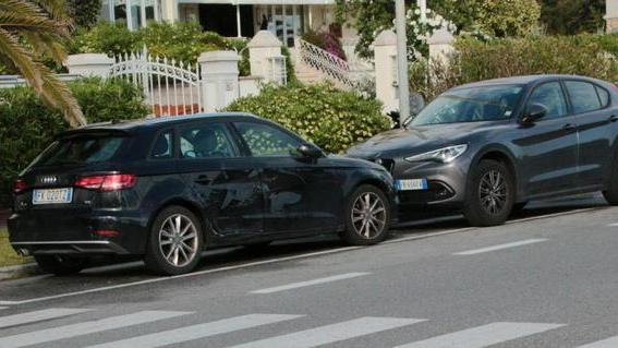Sbatte con la Toyota contro le auto in sosta lungo il viale Italico