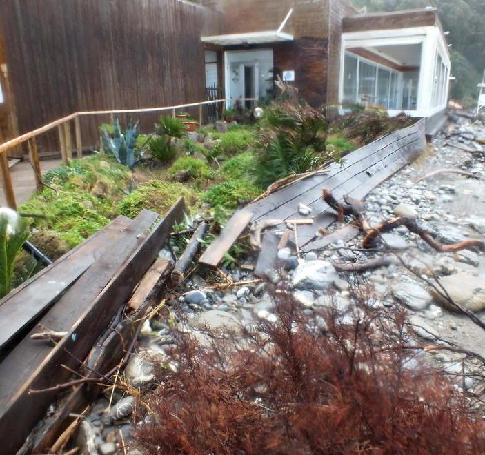 Calamoresca beach: l’acqua sotto i tavoli del ristorante 