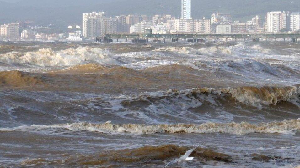 Tetto scoperchiato finisce sulla strada Il mare danneggia gli stabilimenti