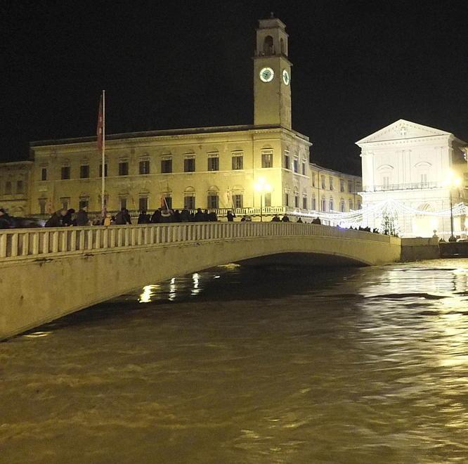 L’Arno si gonfia ancora, piena nella notte Chiusi due ponti e Scolmatore in azione 