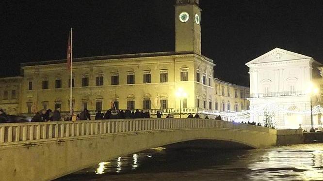 L’Arno si gonfia ancora, piena nella notte Chiusi due ponti e Scolmatore in azione
