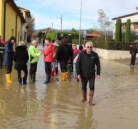Fossi minori in tilt, allagati giardini e strade 