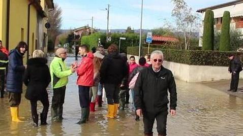 Fossi minori in tilt, allagati giardini e strade