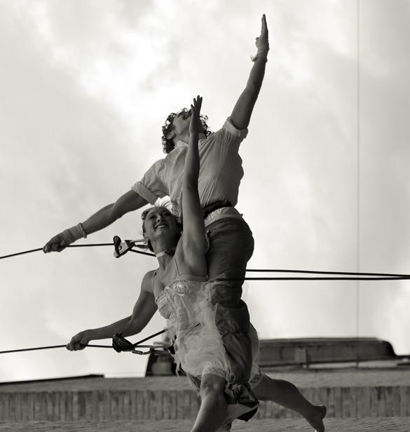 Stasera lo spettacolo acrobatico “Les amants du ciel”