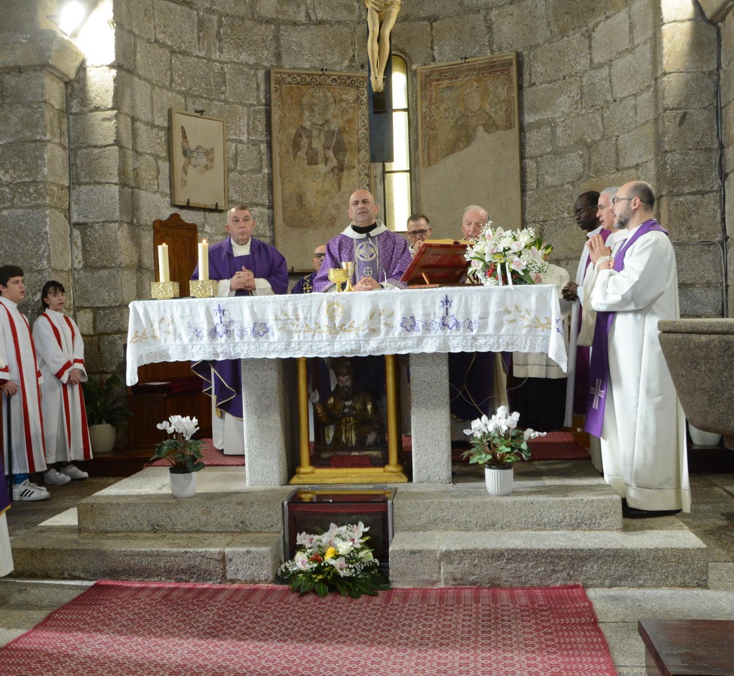 Il sorriso di don Tamponi scalda il cuore dei fedeli 