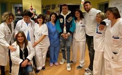 Le bolle di sapone che impegnano Petagna. Santon abbraccia Chloe, Lazzari la Supercoppa 