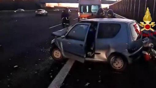 Schianto in autostrada: due feriti