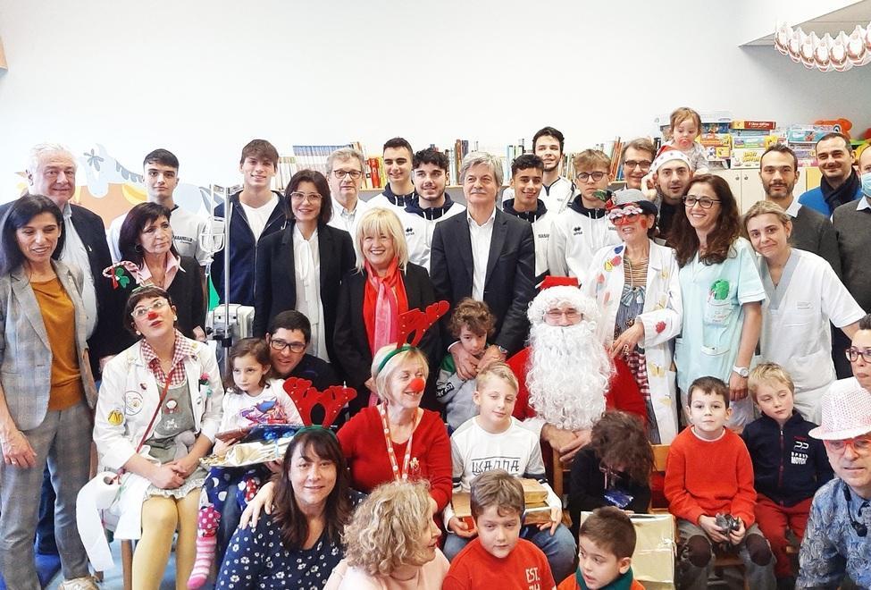 I baby calciatori del Maranello in visita ai bimbi dell’ospedale