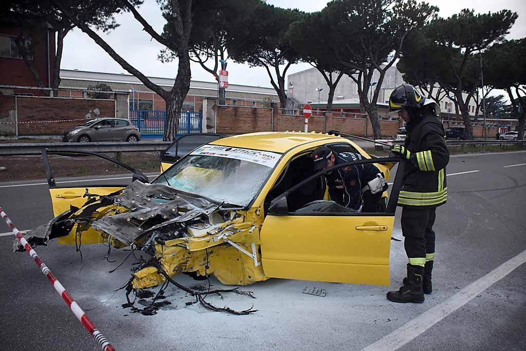 L'auto distrutta (foto di Claudio Cuffaro)