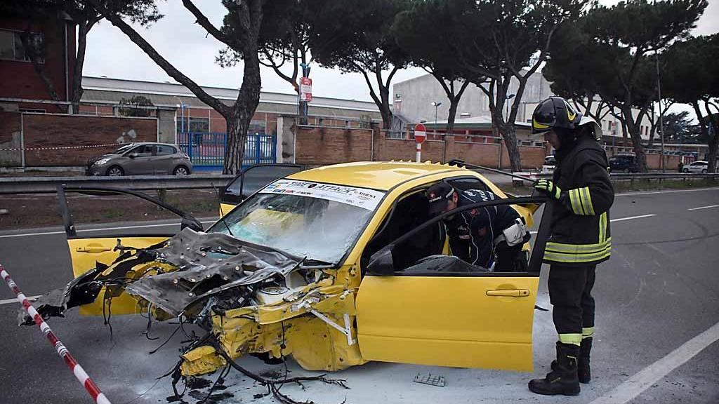 L'auto distrutta (foto di Claudio Cuffaro)