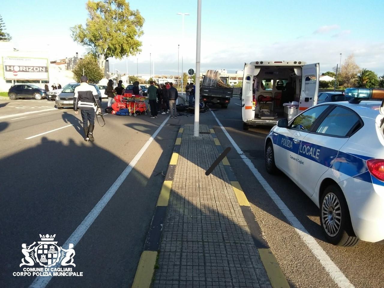 Cagliari, moto contro camion: 33enne in ospedale in gravi condizioni 