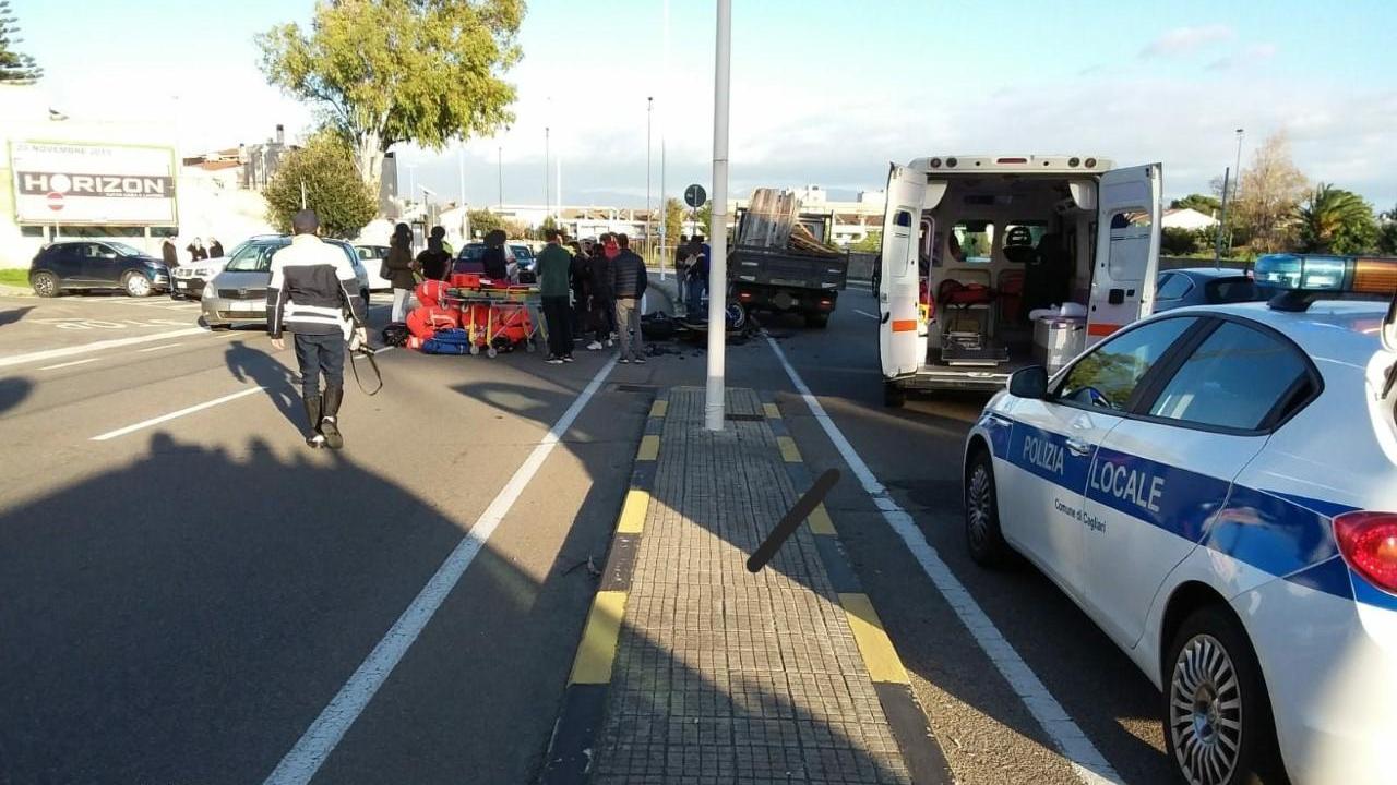 Cagliari, moto contro camion: 33enne in ospedale in gravi condizioni 