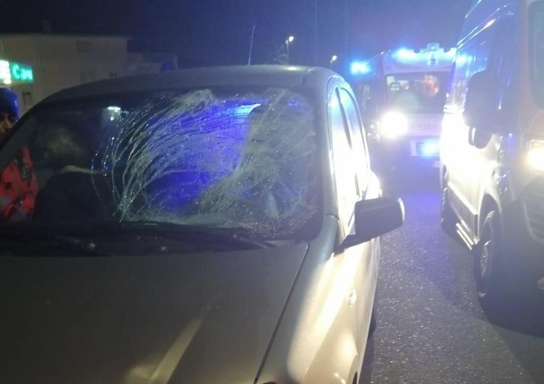 Il parabrezza dell'auto spaccato a causa dell'incidente