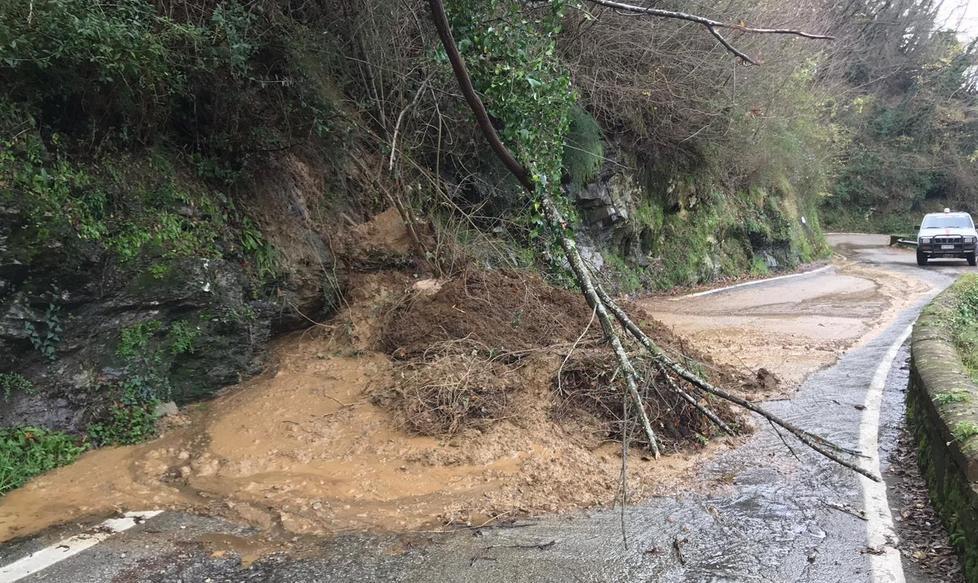 Nuovo smottamento in via delle Grotte Disagi alla viabilità 
