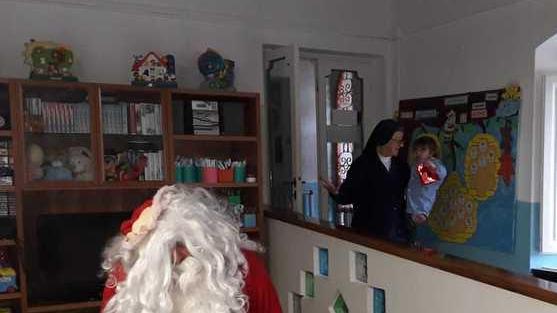 Babbo Natale regala un libro ai bambini