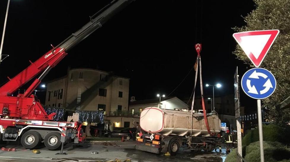Cisterna si ribalta in paese Sversati 8mila litri di gasolio 