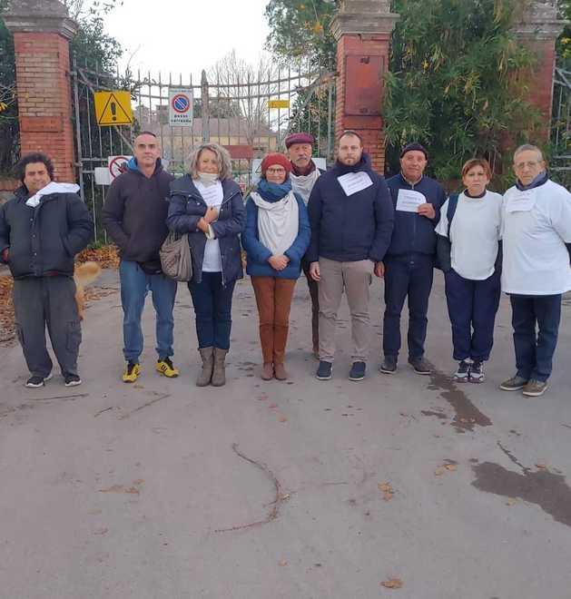 Magliette bianche davanti all’ex Sitoco