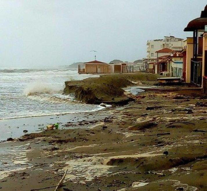 La mareggiata lascia il segno Erosi venti metri di spiaggia 