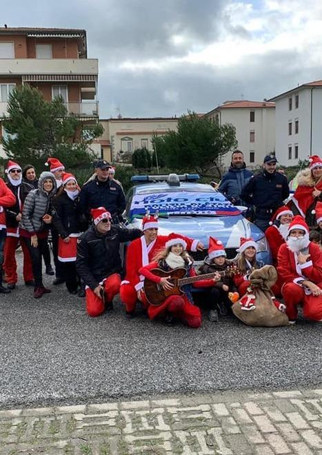 I poliziotti Babbo Natale portano i doni ai bambini