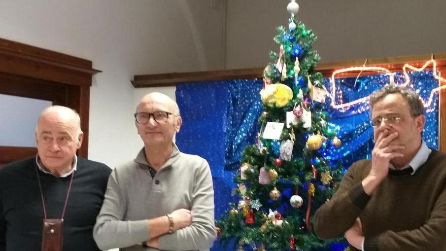 Gruppi consiliari uniti sotto albero e presepe nel nome del Vangelo