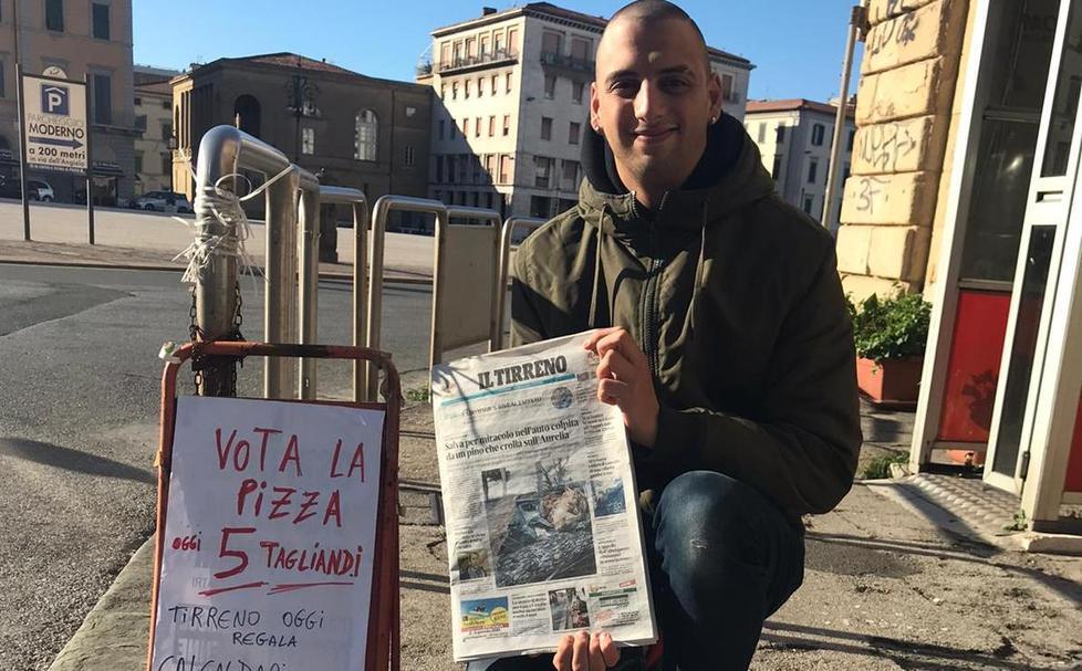 L’edicola e la locandina fai da te «Vota la pizza con Il Tirreno» 
