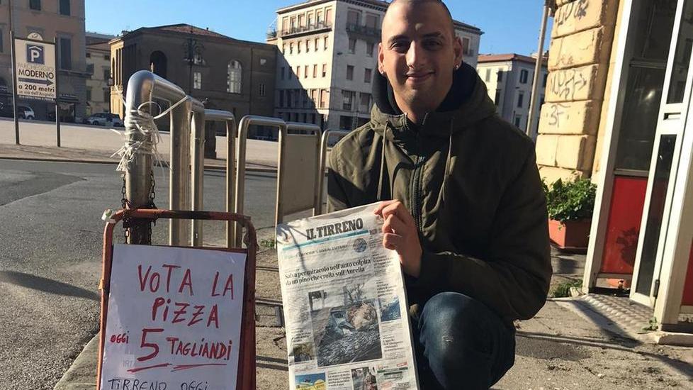 L’edicola e la locandina fai da te «Vota la pizza con Il Tirreno»