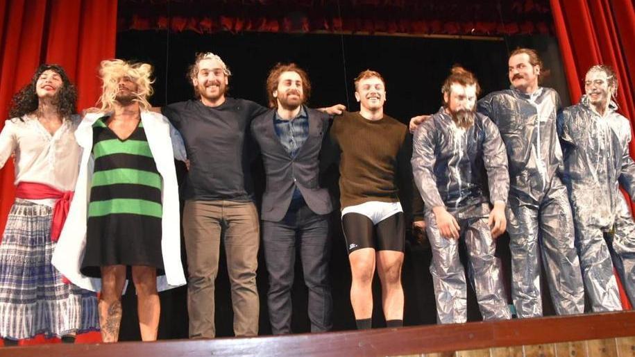 Dalle mischie, al palco: e per la festa dei Lions i rugbisti diventano attori