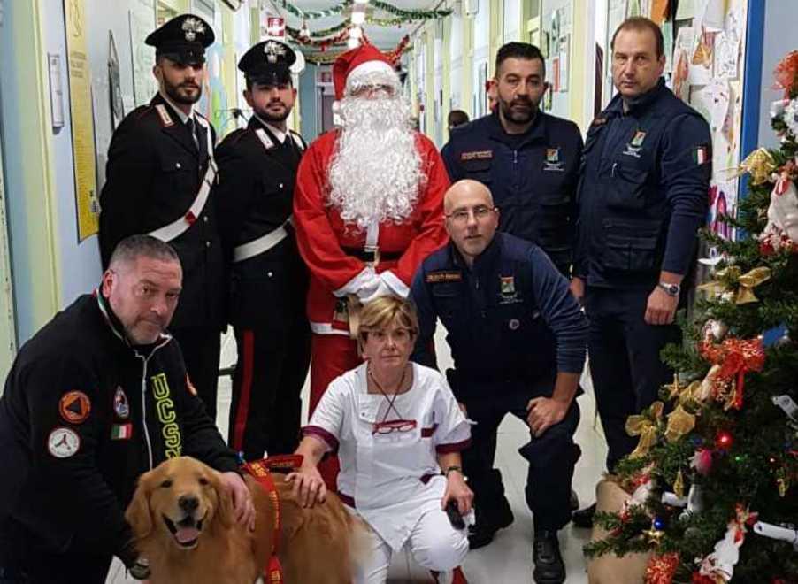 Babbo Natale in pediatria con Dexter e i carabinieri