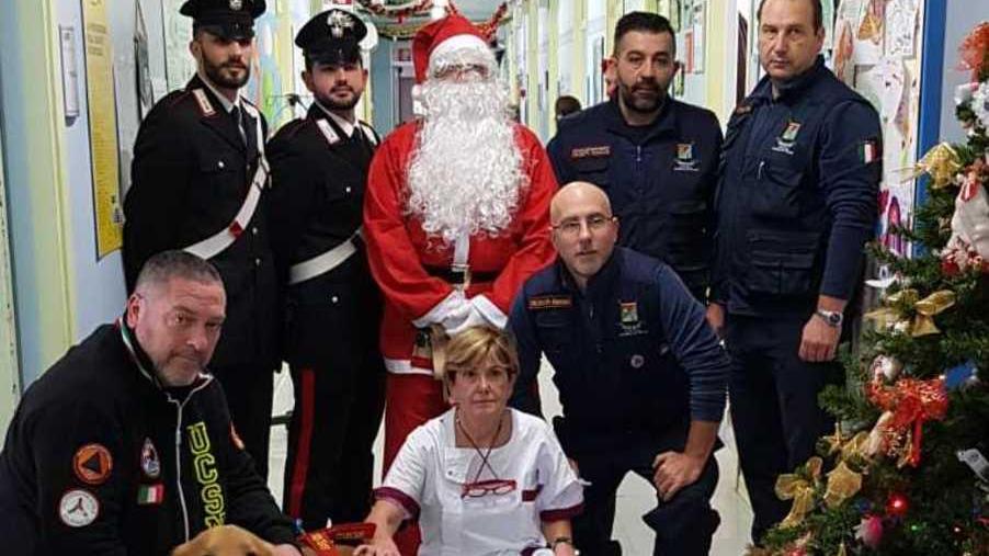 Babbo Natale in pediatria con Dexter e i carabinieri