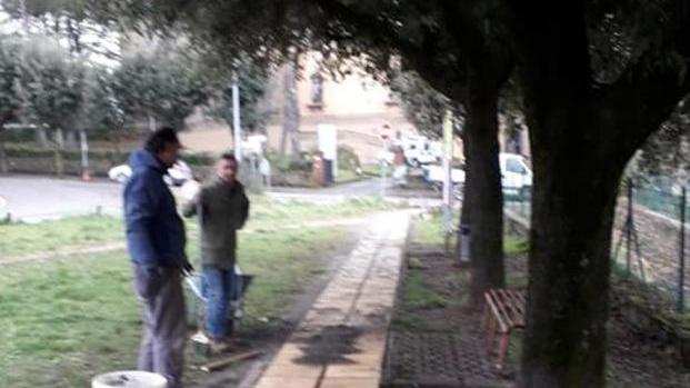 Cittadini muratori costruiscono vialetto pedonale