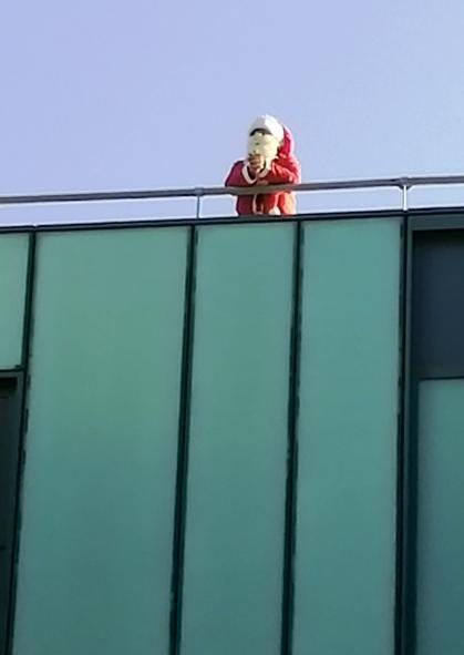 Babbo Natale visita i bimbi scendendo dal tetto