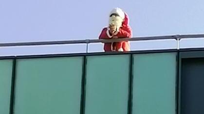 Babbo Natale visita i bimbi scendendo dal tetto