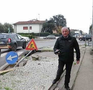 Scooterista contro i cartelli «Rotonda male illuminata» 