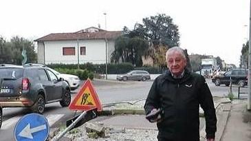 Scooterista contro i cartelli «Rotonda male illuminata»