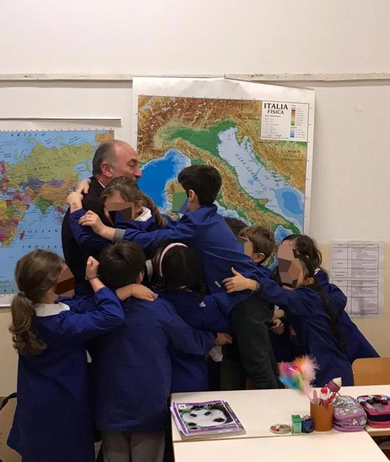 L’abbraccio emoziona il sindaco