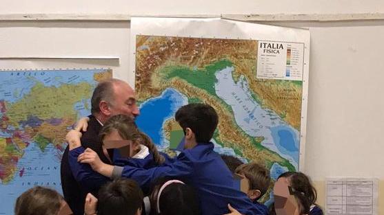 L’abbraccio emoziona il sindaco