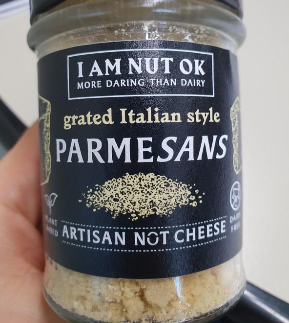 Nel falso Parmesan c’erano anacardi sale dell’Himalaya aglio e olio tartufato 