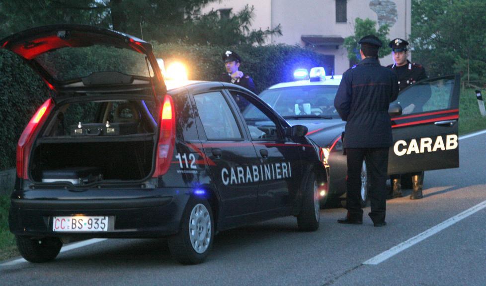 Moglie armata di ascia e coltello contro il marito che la sgrida 