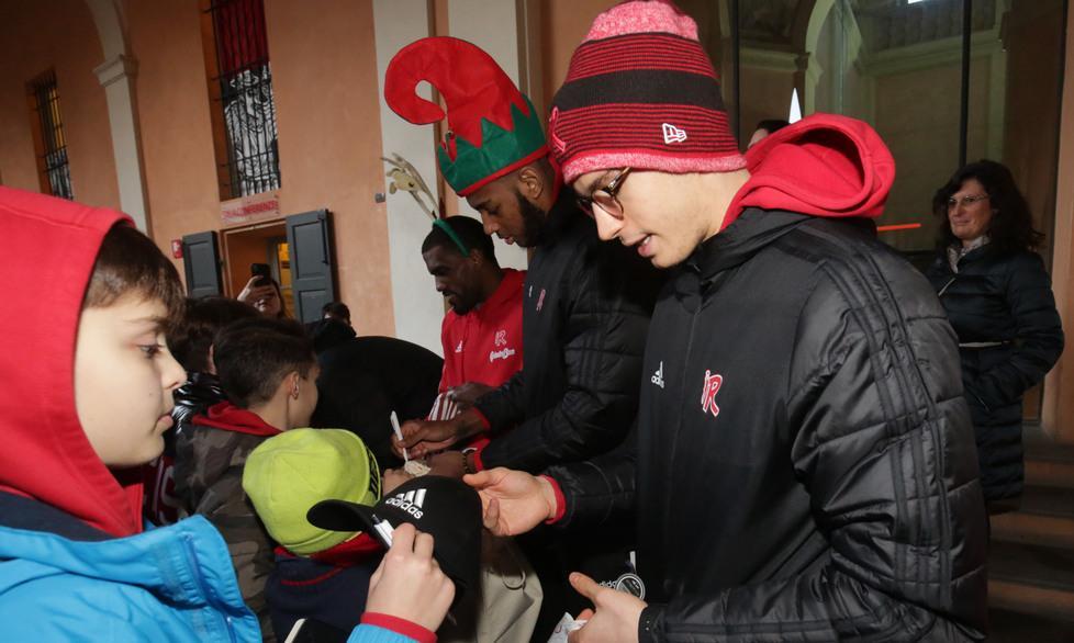 I biancorossi si travestono da Babbo Natale alla festa della Scuola Basket