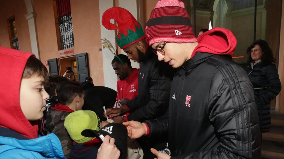 I biancorossi si travestono da Babbo Natale alla festa della Scuola Basket