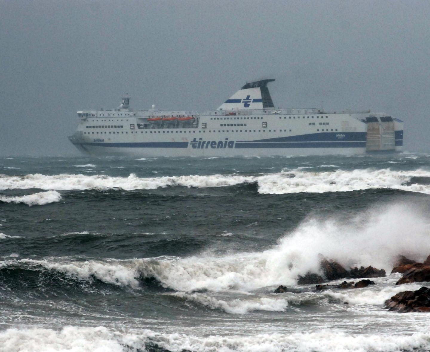 Maltempo, è caos per navi e aerei 