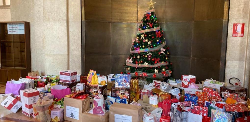 La generosità di Sassari sotto l’albero del tribunale 