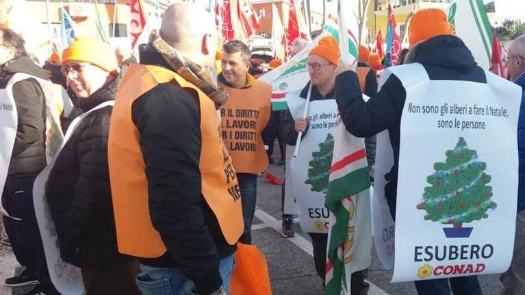 Vertenza Conad-Auchan tre iper chiusi per sciopero