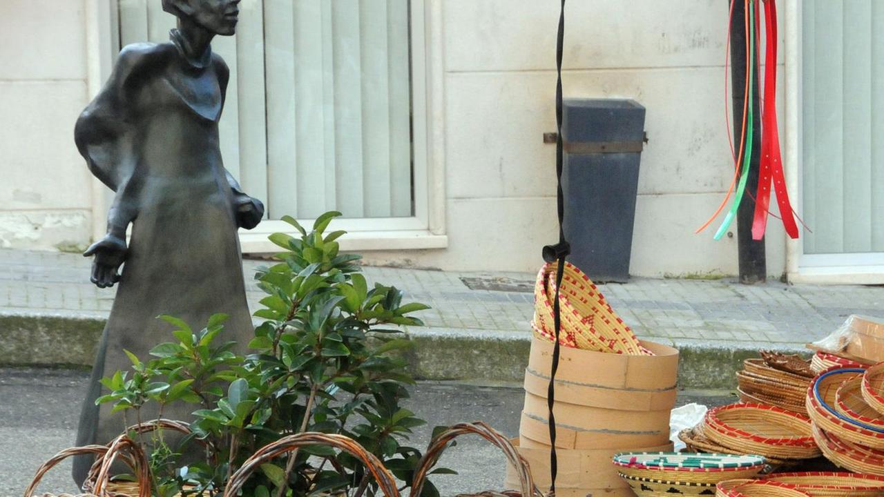 Grazia Deledda e la statua contestata