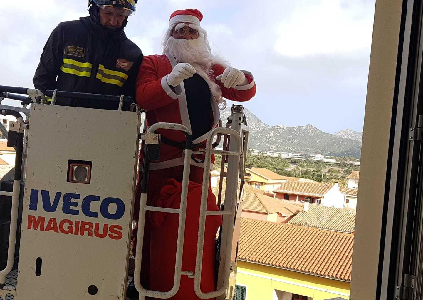 Il Babbo Natale dei vigili del fuoco tra i piccoli pazienti 