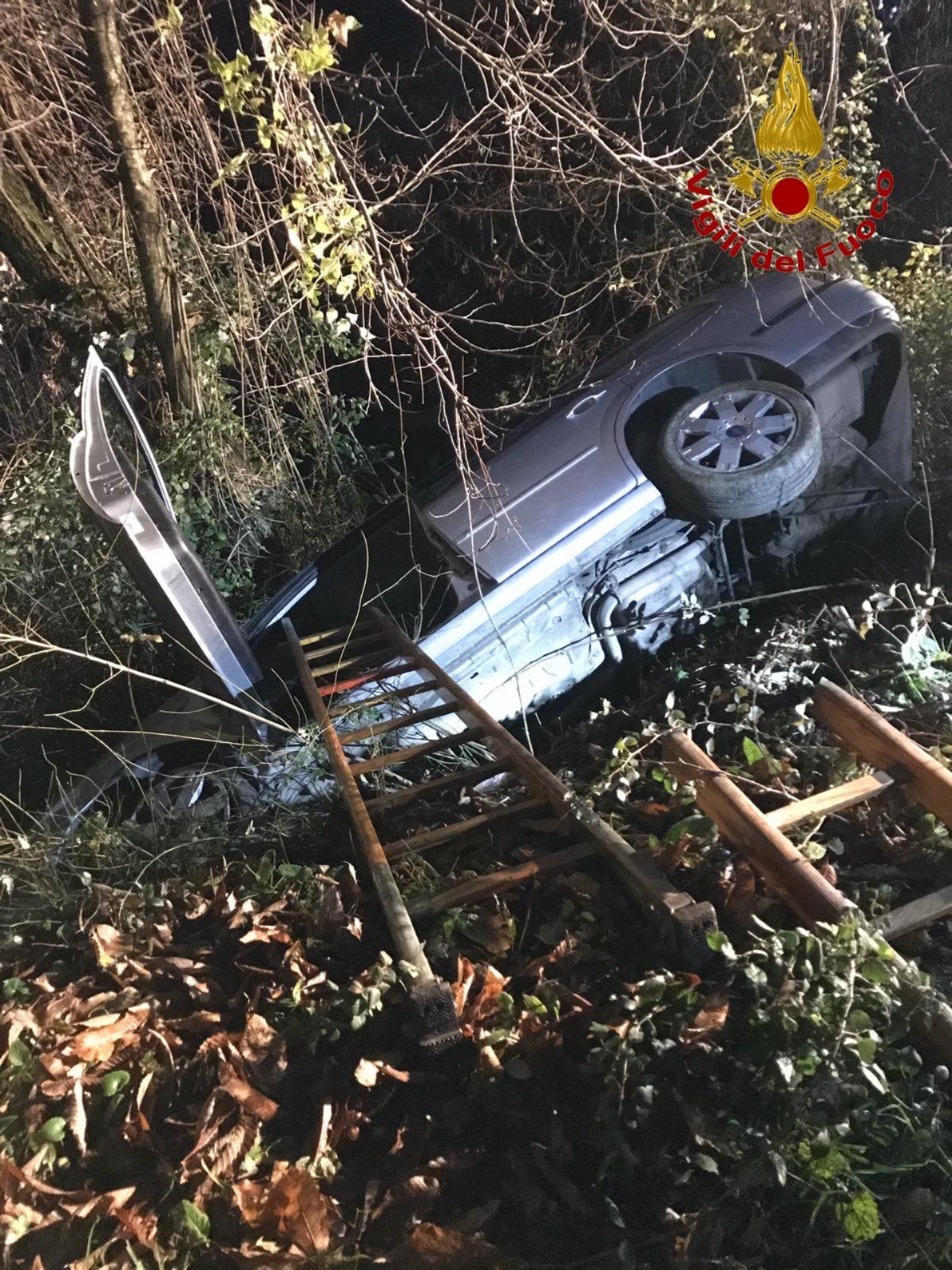 L'auto finita nella scarpata