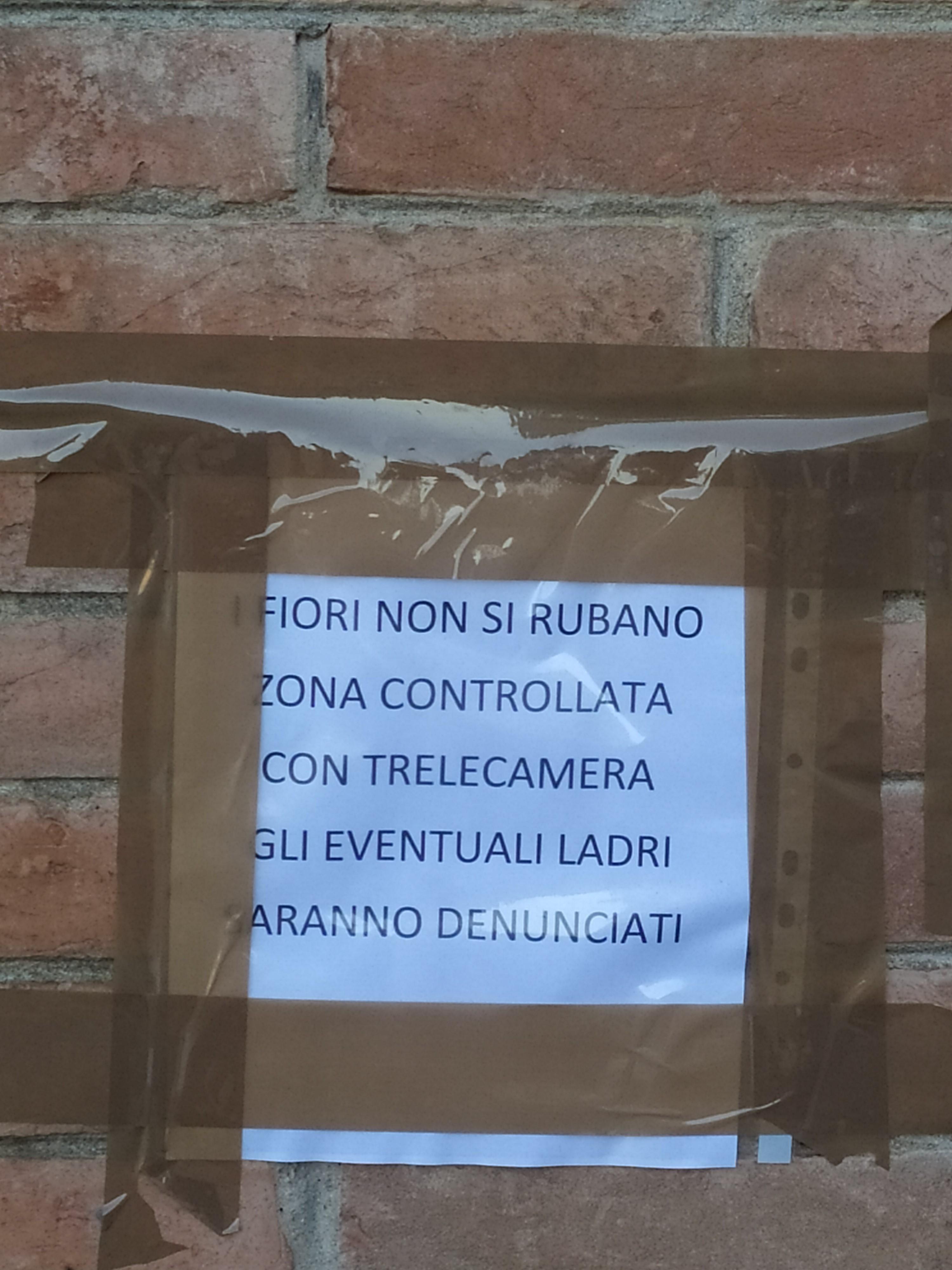 Il cartello affisso all'ingresso del cimitero a Pontelagoscuro
